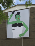 907833 Afbeelding van een grote banner ontworpen door Studio Airport voor het Midzomerweekend 'de Mond', georganiseerd ...